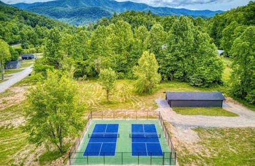 Cosby House | Open Sky Retreat, Pickleball Court, Creek, WIFI, Mountain Views, Starting at 79"