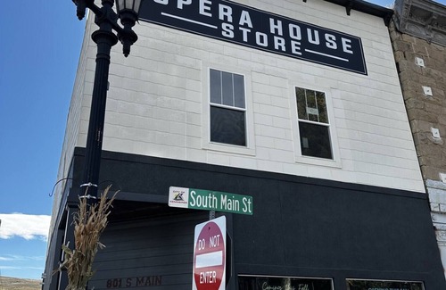 Frontier Apartment | Opera House Suite 1