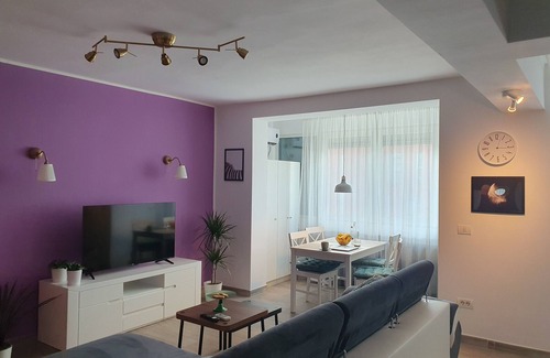 Old City Apartment | Opera Lavendel. Cozy 1-bedroom with AC & King-Size bed in awesome Timișoara
