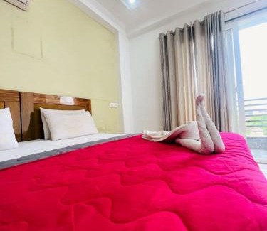 Sector 51 Hotel | Opo Ministar M180