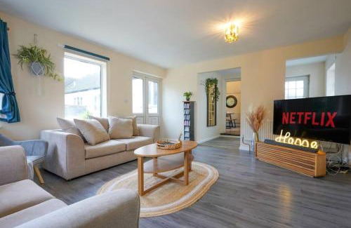 Great Billing House | Orchard Bungalow - Sleeps 10 - Close to Town Centre - Free Parking, Pool Table, Fast Wi-Fi and Smart TV with Netflix by Yoko Property