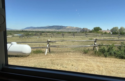 Whitehall House | Orchard House On The Jefferson River Close to Renova Hot Spring & Copper K Barn