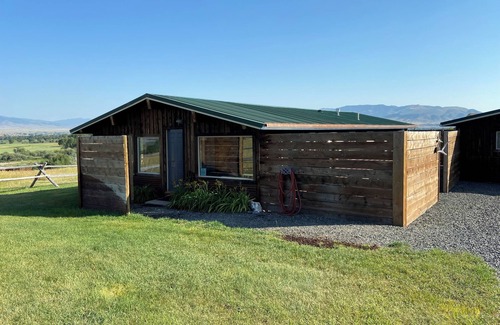 Whitehall House | Orchard House On The Jefferson River Close to Renova Hot Spring & Copper K Barn