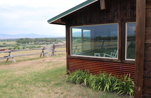 Whitehall House | Orchard House On The Jefferson River Close to Renova Hot Spring & Copper K Barn