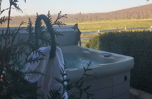 Talent Apartment | ORCHARD SUITE - Private, Safe & Comfortable Getaway! Hot tub, Pet friendly