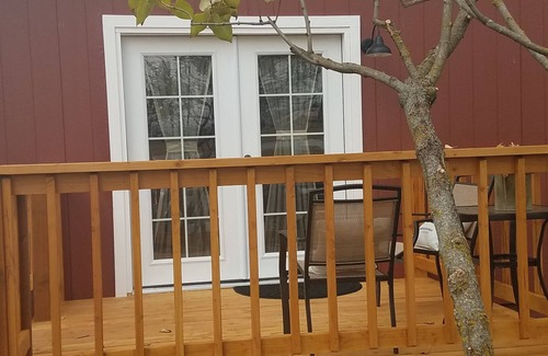 Talent Apartment | ORCHARD SUITE - Private, Safe & Comfortable Getaway! Hot tub, Pet friendly