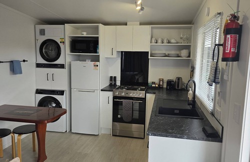 Orewa Cabin | Orewa Kiwi Cabins - Kereru Cabin