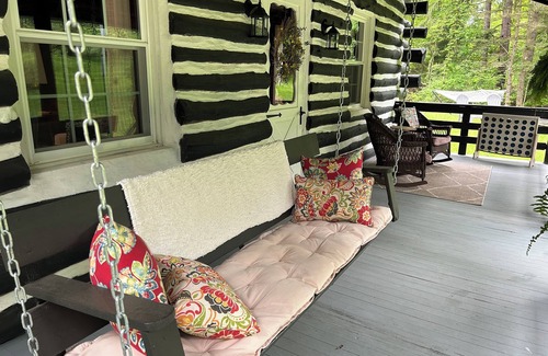 Boswell Cabin | Original log cabin on 3 private acres