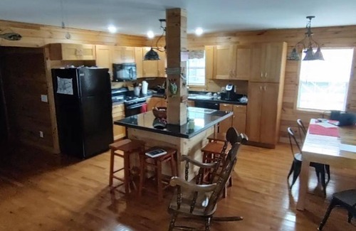 New Tazewell Boat Rental | "Our Happy Place", Floating Home, Sleeps 10; 4 bed/1.5 bath