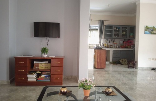 Mukono House | Out of town bungalow with a large green compound, trees and outdoor space