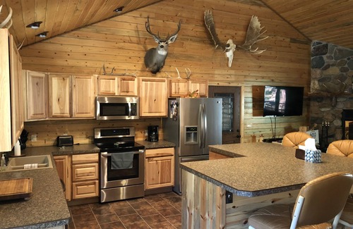 Cody Cabin | Outstanding Crandall Cabin minutes from Yellowstone, ready for your adventure!