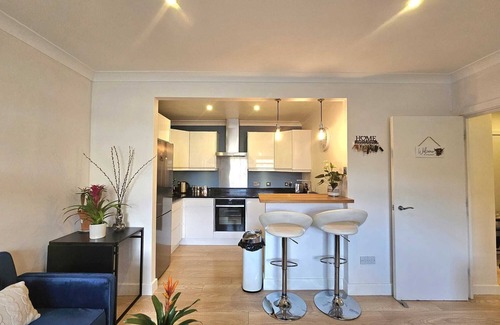Surrey Docks Apartment | Outstanding Riverside 1-bed flat by the Thames in private residential