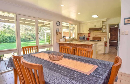 Ovens House | Ovens Valley Retreat - Spacious, cosy home for the