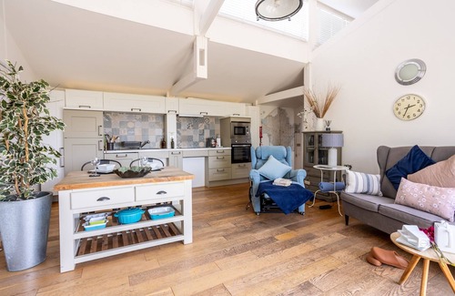 Llanfaelog Cottage | Owain's Lake View: holiday apartment with lake views