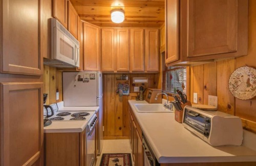 Tahoma Cabin | Owl's Peak by AvantStay | Private Pine Tree Cabin | Mins From The Water