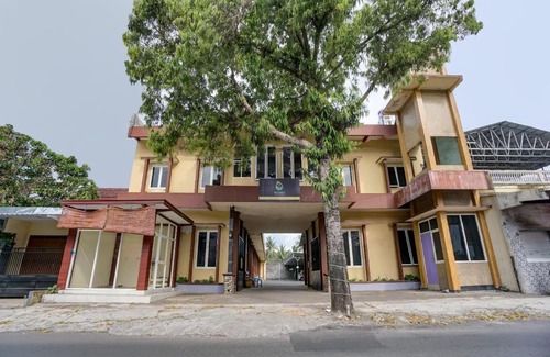 Kepanjen Hotel | OYO 3298 Bromo Guest House Family