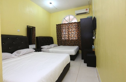 Kampung Ru Lima Hotel | OYO 89819 Raz Hotel Kelulut