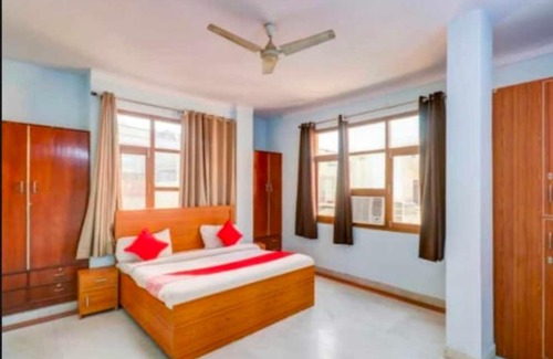 Old Gurgaon Hotel | OYO Sk Residency Near Star Mall