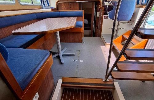 Chenille-Change Boat Rental | Péniche vintage à quai pour 7 pers avec espace extérieur privé à Chenillé-Changé - API-1-46-22