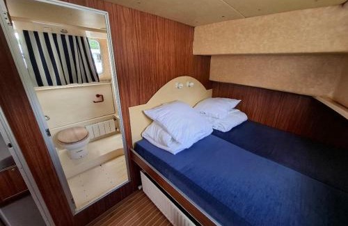 Chenille-Change Boat Rental | Péniche vintage à quai pour 7 pers avec espace extérieur privé à Chenillé-Changé - API-1-46-22