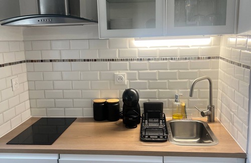 Rosny-sous-Bois Apartment | P'tit Van Gogh - Studio Apartment, Sleeps 3