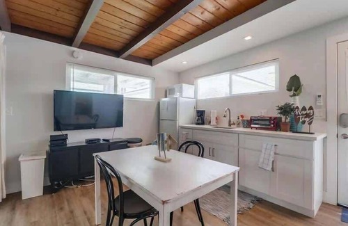 North Pacific Beach Apartment | Pacific Beach Studio Short Walk to Ocean
