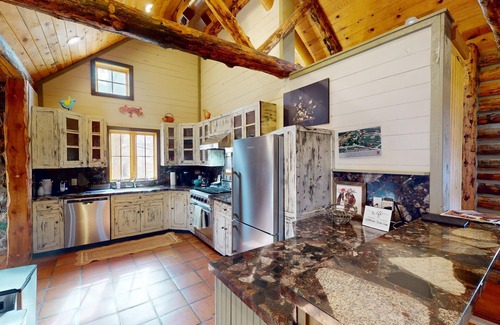 Spanish Valley Cabin | Pack Creek ~ Gate House : Beautiful Fully Renovated Cabin. Copper Soaking Tub. High-End Kitchen