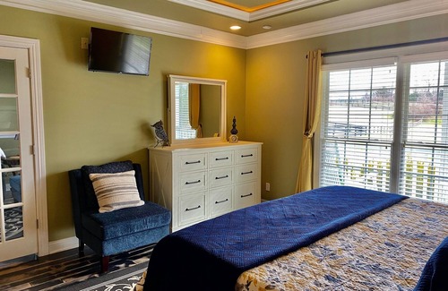 La Grange Bed & Breakfast | Paddock Apt Luxury Family King Suite with sun room and jacuzzi tub