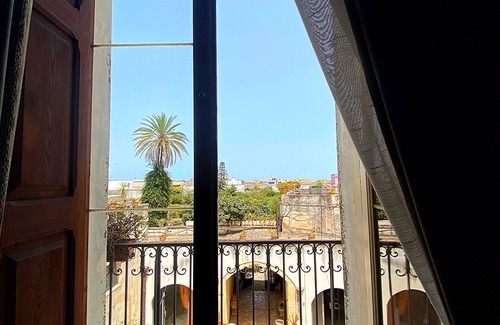 Calimera Apartment | Palazzo Sabella Tommasi white suite