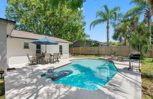Palm Harbor House | Palm Harbor Oasis Luxe Spa & Pool Retreat