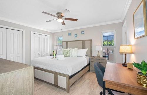 Palm Harbor House | Palm Harbor Oasis Luxe Spa & Pool Retreat