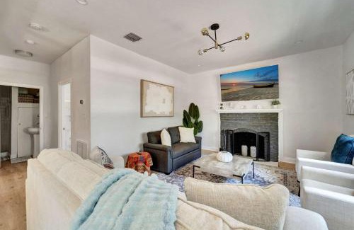 Arlington Park House | Palm Haven Heated pool and patio near downtown