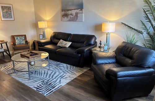 Lemoore House | Palm Oasis