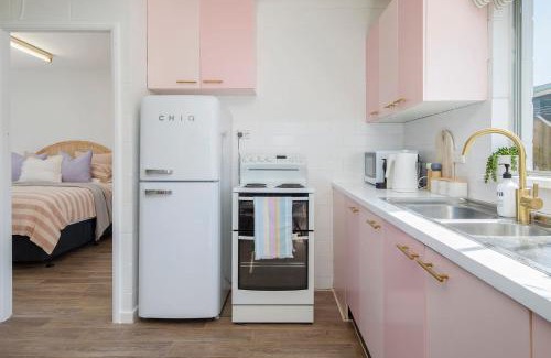 Bateau Bay Villa | Palm Springs Oasis in Bateau Bay