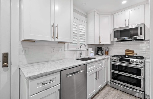 Isle of Palms House | Palms of Hart- 2 Blocks from Beach, Dog Friendly