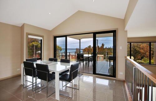 Basin View House | Panorama at Jervis Bay I Pet Friendly I 15 Mins to Hyams Beach