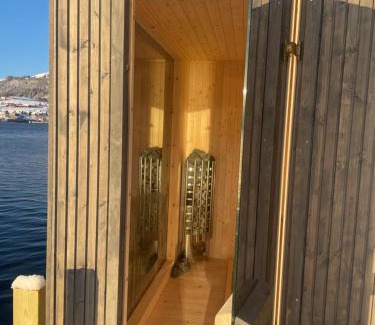 Oystese Apartment | Panoramaresort in Hardangerfjorden leilighet i sjøkanten ved Hardangerfjorden for 7 personer boat , sauna,kajak, SUP for rent