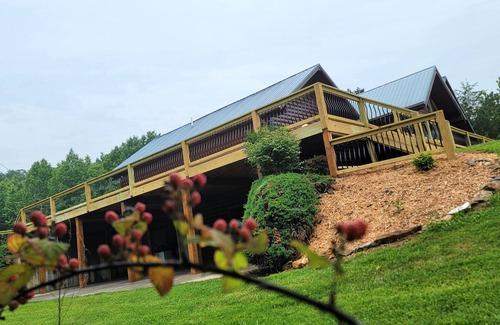 Turtletown Cabin | Panoramic Happiness ~ Majestic Mountain Views ~ 5000SF ~ Easy Access