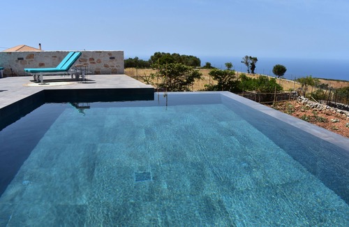 Agios Leon House | Panoramic sea view & sunset, Infinity pool. Close to the famous Porto Limnionas!