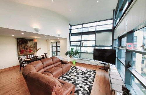 Blackrock Apartment | Panoramic Two-bedroom Penthouse