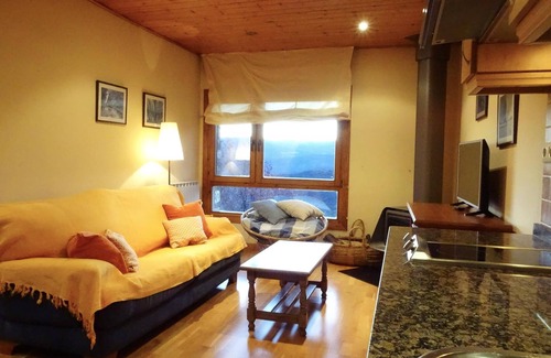 Calbinya Cottage | Panoramic views. In a small village in the Pyrenees. Private barbecue.
