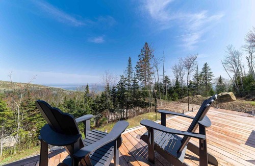 Les Eboulements Ski Chalet | Panoramique 156: Breathtaking Views & Spa