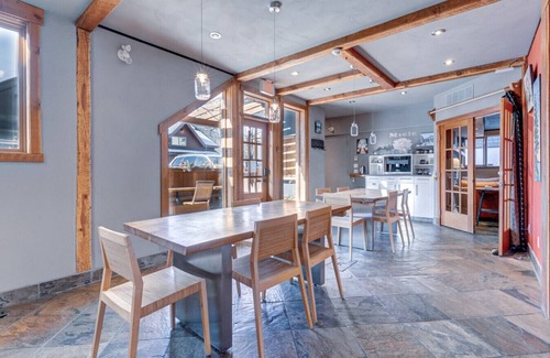 Town Centre Ski Chalet | Pantbox Lodge · Paintbox Lodge~Sleeps 21~
