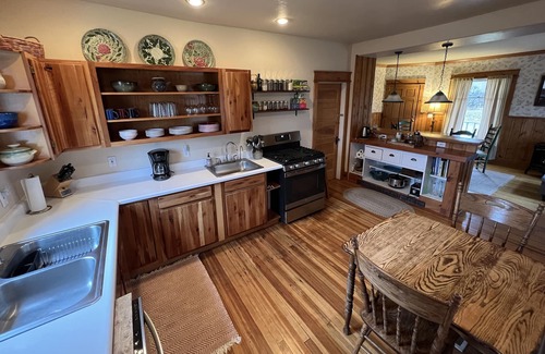 Paonia House | Paonia Victorian Farmhouse - Country Setting, Walk to Town.