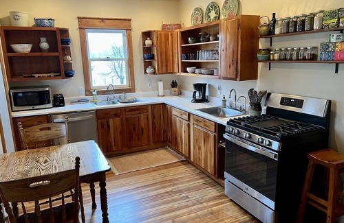 Paonia House | Paonia Victorian Farmhouse - Country Setting, Walk to Town.