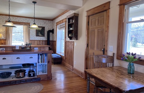 Paonia House | Paonia Victorian Farmhouse - Country Setting, Walk to Town.