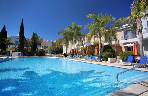 Universal Apartment | Paphos Airport Transfers, Beautiful Apartment,Small Complex,Large Pool,Free WiFi