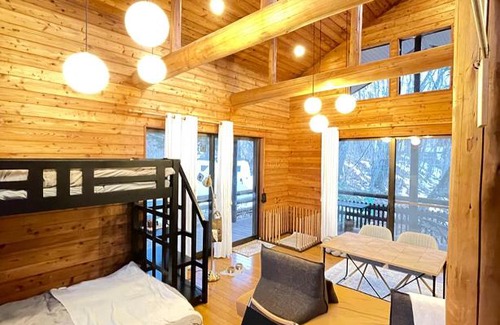 Tsumagoi House | -PaprumBase北軽井沢- 高台に佇む一軒家貸別荘とテントサウナ11名まで可
