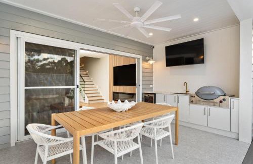 Soldiers Point House | Paradise, 1-2B Bagnall Ave - water views, air con, Wi-Fi, Dog Friendly