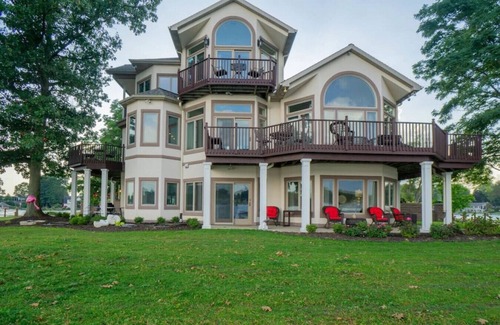 Battle Creek House | Paradise Island the real fantasy Nou'veau riche